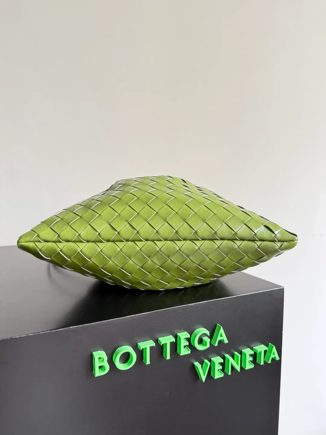 Batch 1560 Armpit bags have become a fashionable item that every girl has in their hands in recent years🛍️. The elegant and simple style has won the love of many people of different ages. However, there is an unavoidable trouble with armpit bags, that is, the capacity is too small, and BOTTEGA VENETA’s new Dustbag Considering people's travel needs, the capacity of garbage bags has been greatly upgraded. Folding umbrellas, water cups, and girls' makeup powder and lipstick can all be accommodated. It is very light and resistant to dirt. Even if you have a lot of things when traveling, it can reduce the burden to a certain extent. The shoulder straps are buckled and can be changed at will. It can be used for hand holding or as the liner of a large bag. After the drawstring is drawn, it looks like a cloud bag. It is very suitable for concave styling when traveling in summer🙋🏻‍♀️ Style number: 796728 Size: 32*23*1cm